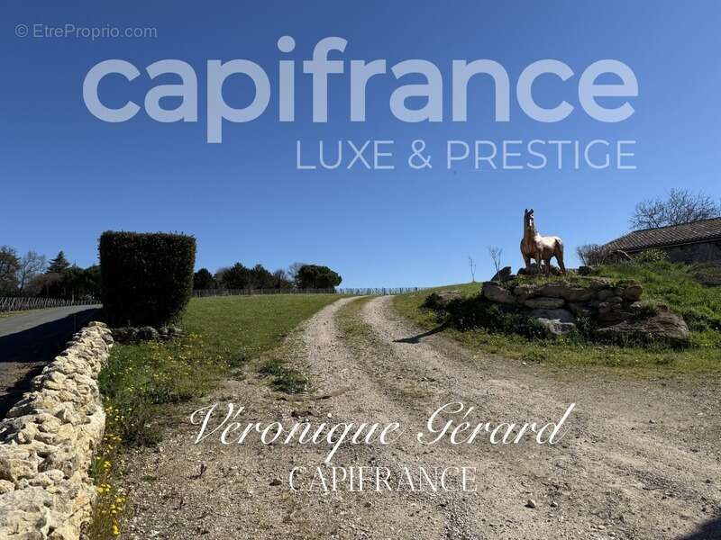 Maison à SAINT-CHRISTOPHE-DES-BARDES