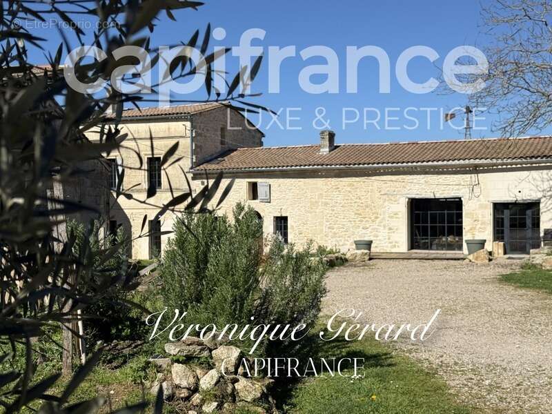 Maison à SAINT-CHRISTOPHE-DES-BARDES