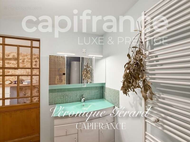 Maison à SAINT-CHRISTOPHE-DES-BARDES