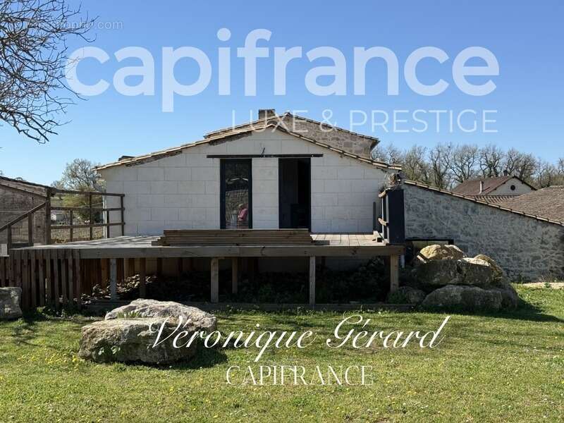 Maison à SAINT-CHRISTOPHE-DES-BARDES