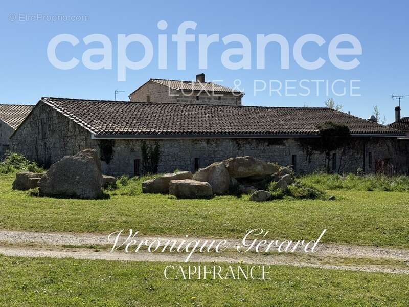 Maison à SAINT-CHRISTOPHE-DES-BARDES