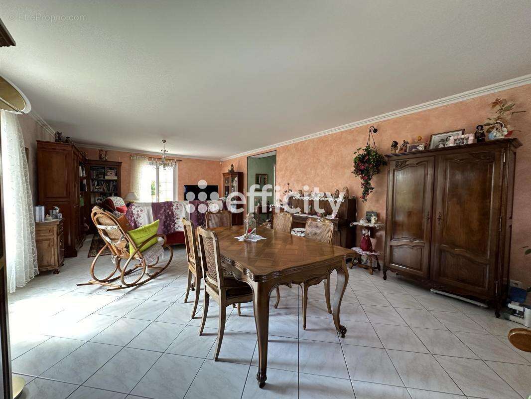 Maison à SAINT-MITRE-LES-REMPARTS