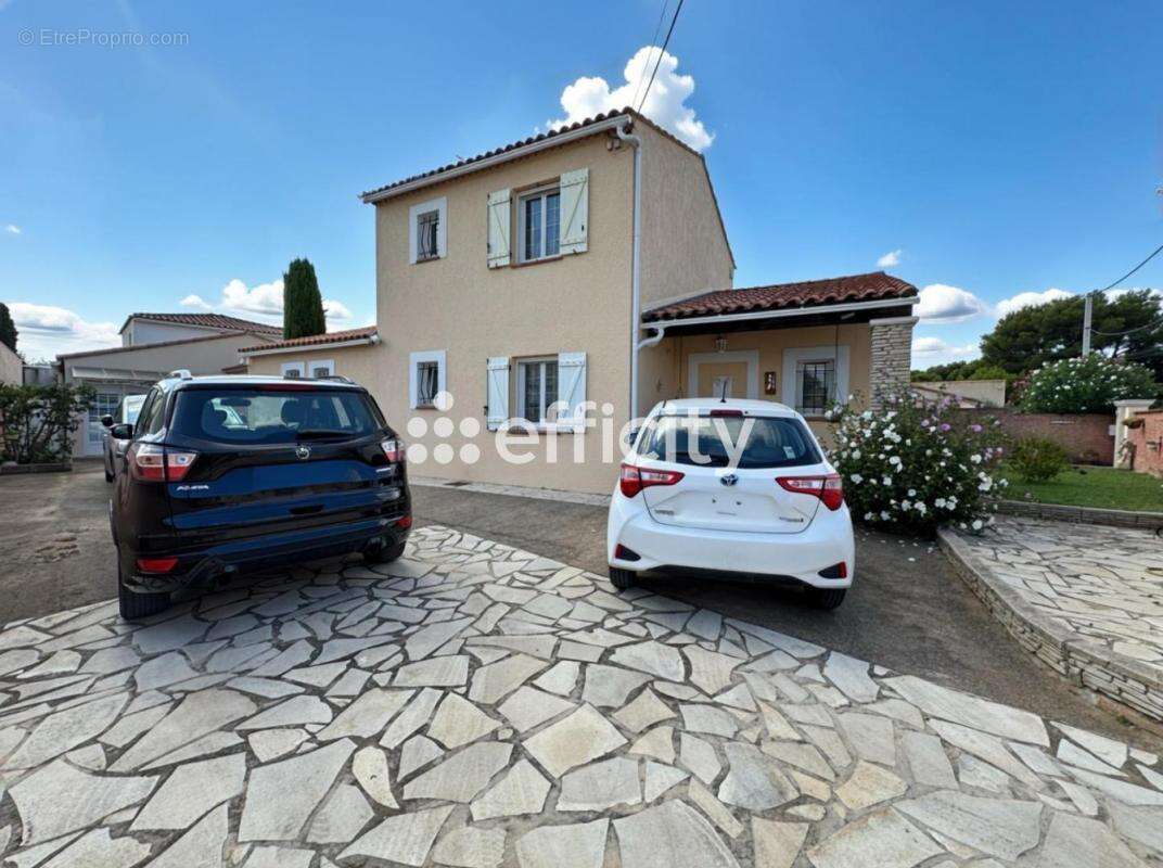 Maison à SAINT-MITRE-LES-REMPARTS