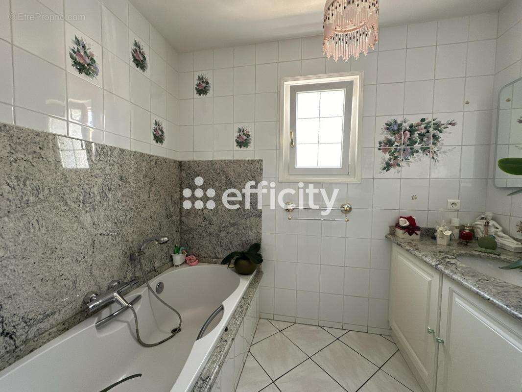 Maison à SAINT-MITRE-LES-REMPARTS