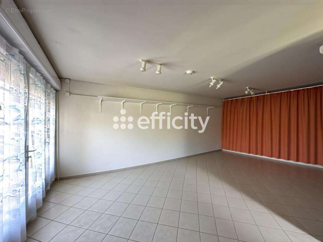 Maison à SAINT-MITRE-LES-REMPARTS