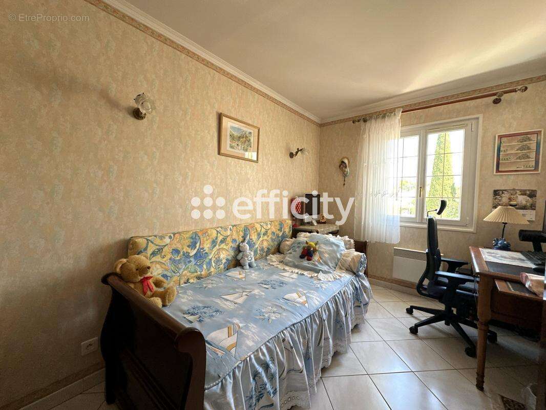 Maison à SAINT-MITRE-LES-REMPARTS