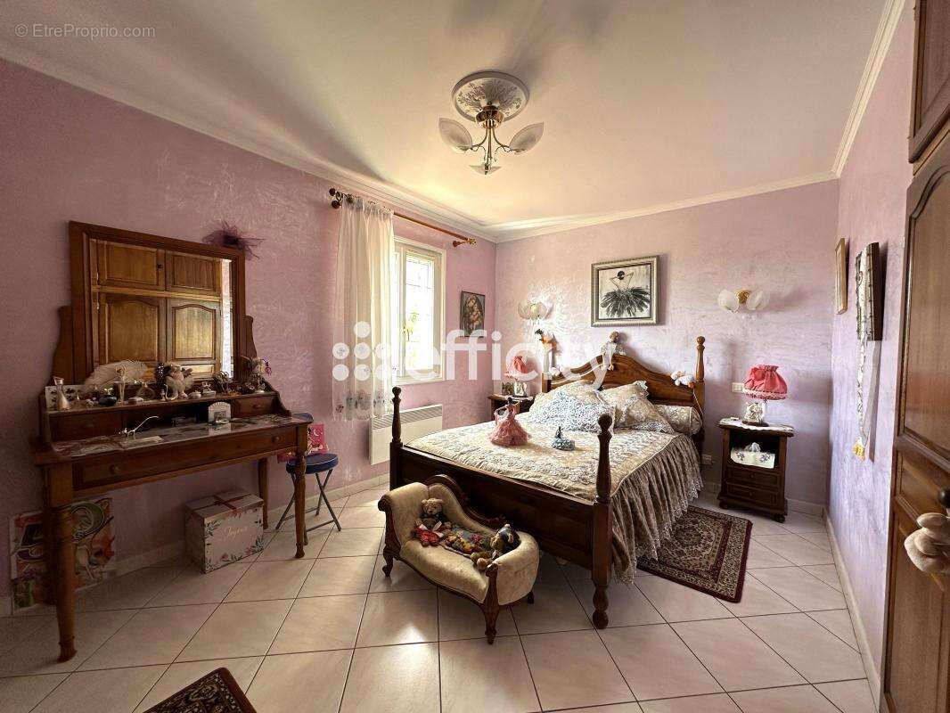 Maison à SAINT-MITRE-LES-REMPARTS