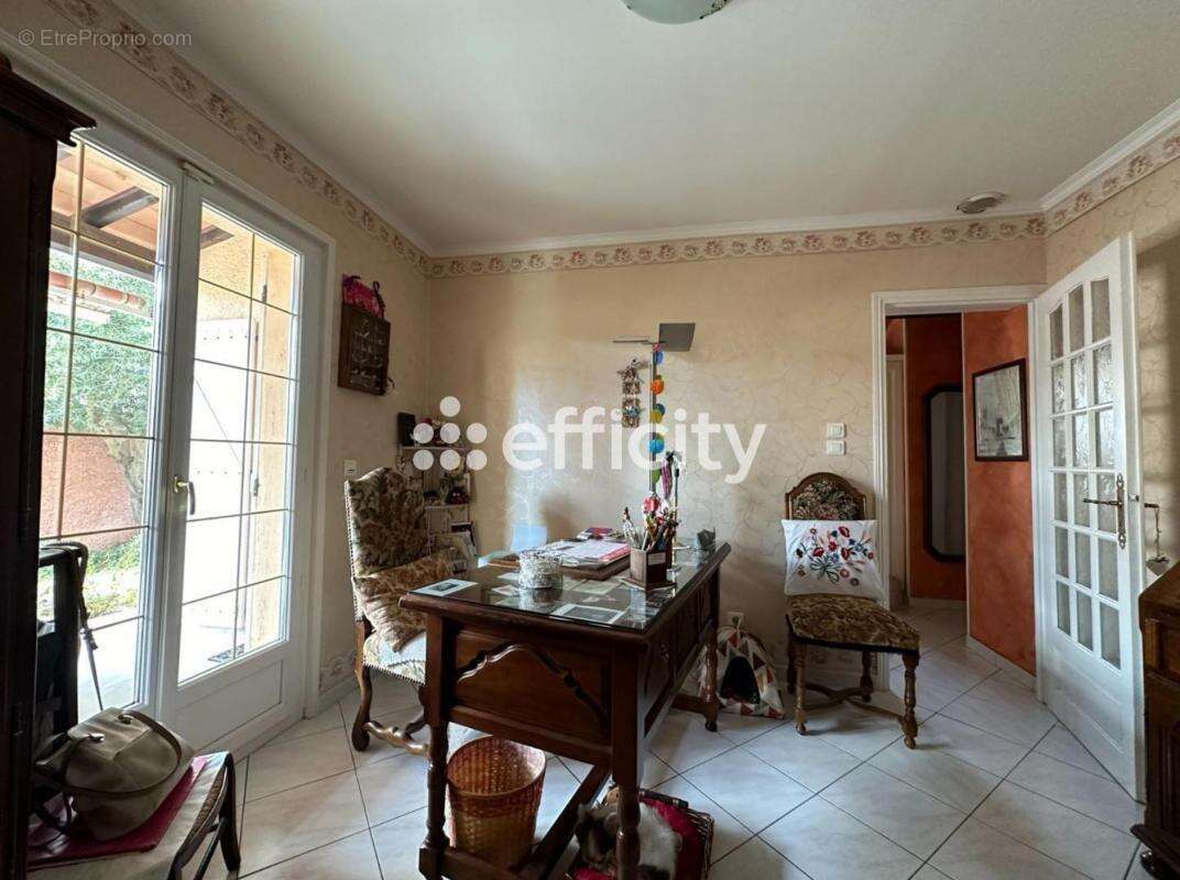 Maison à SAINT-MITRE-LES-REMPARTS