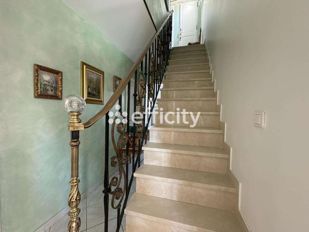 Maison à SAINT-MITRE-LES-REMPARTS