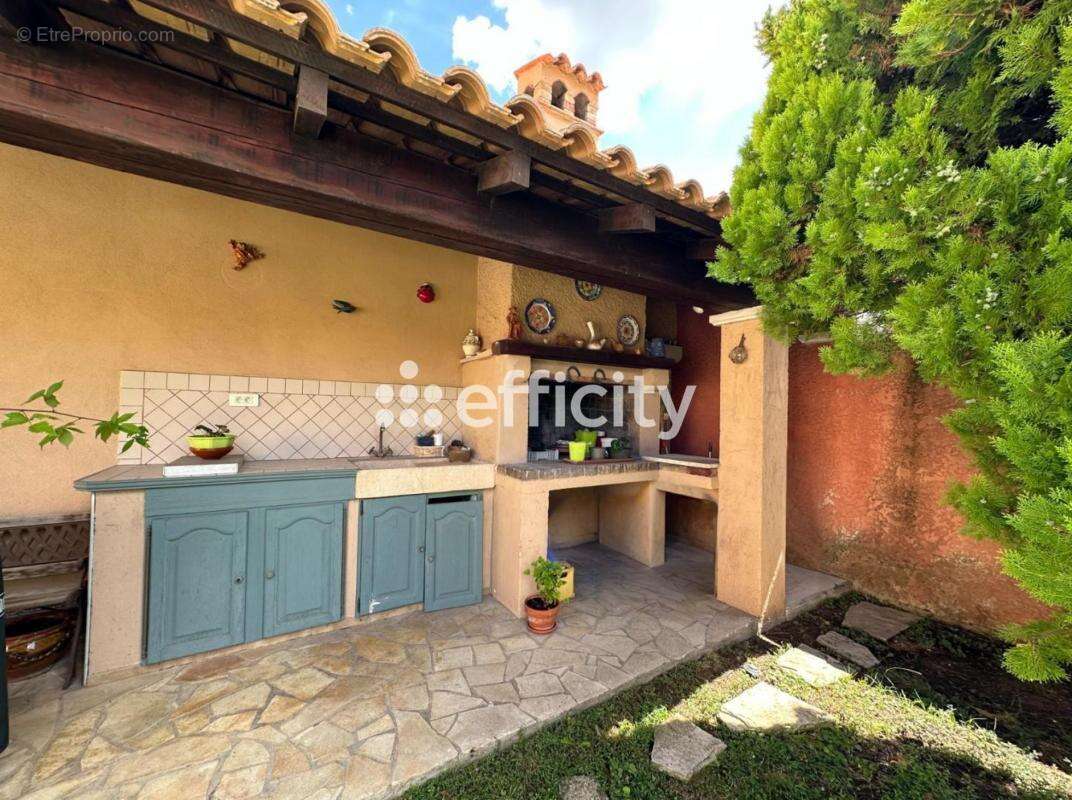 Maison à SAINT-MITRE-LES-REMPARTS