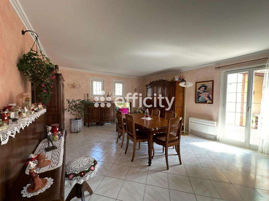 Maison à SAINT-MITRE-LES-REMPARTS