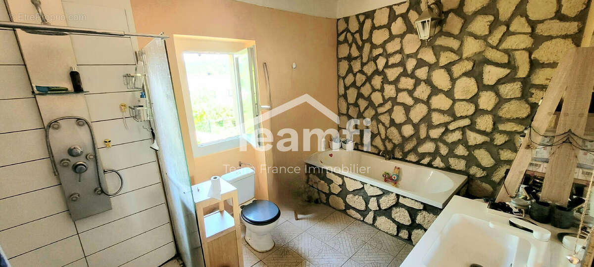 Maison à SAINT-JULIEN-LES-ROSIERS