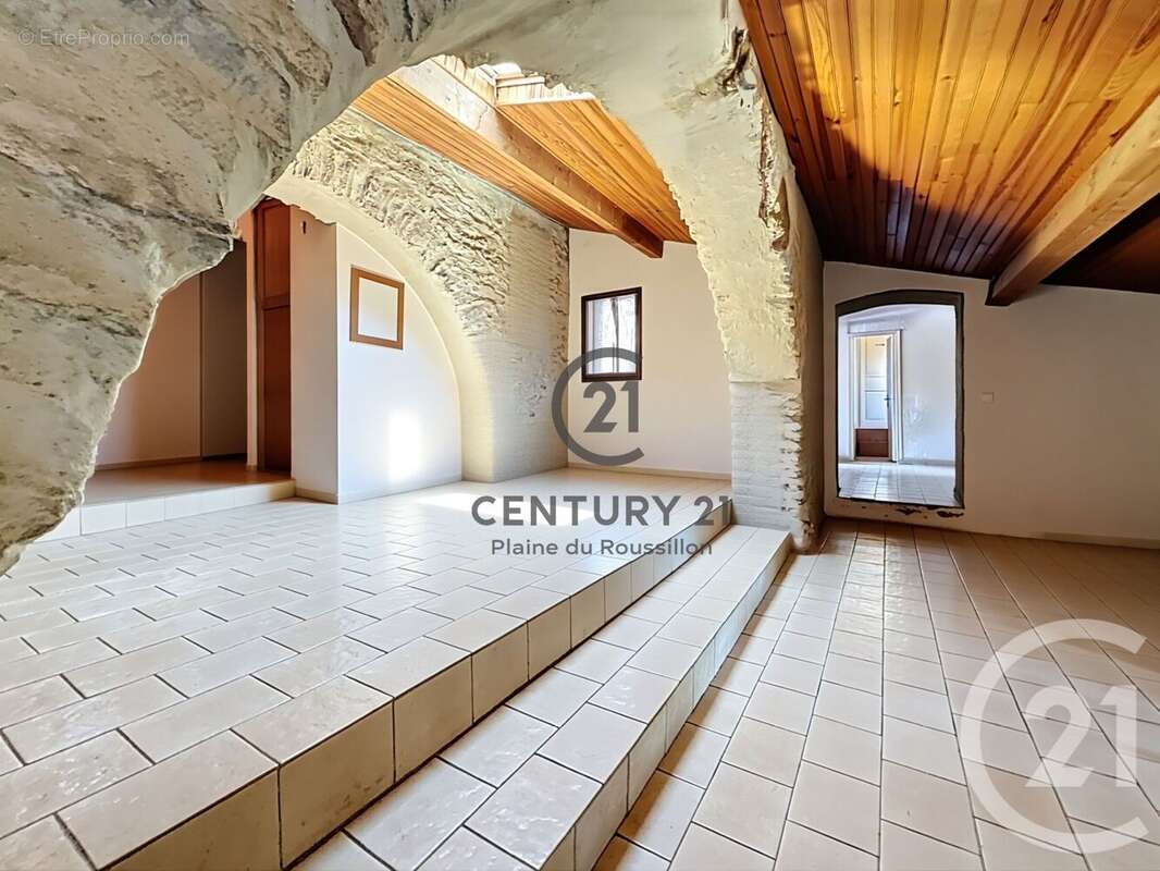 Maison à OPOUL-PERILLOS