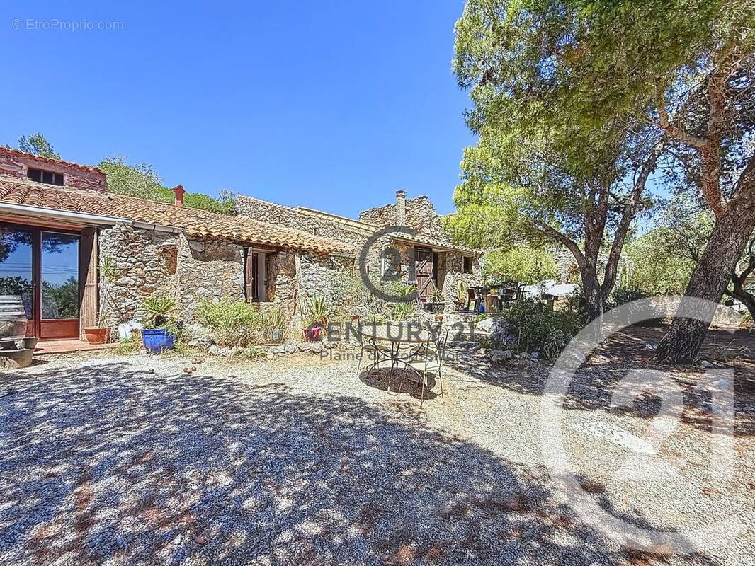 Maison à OPOUL-PERILLOS