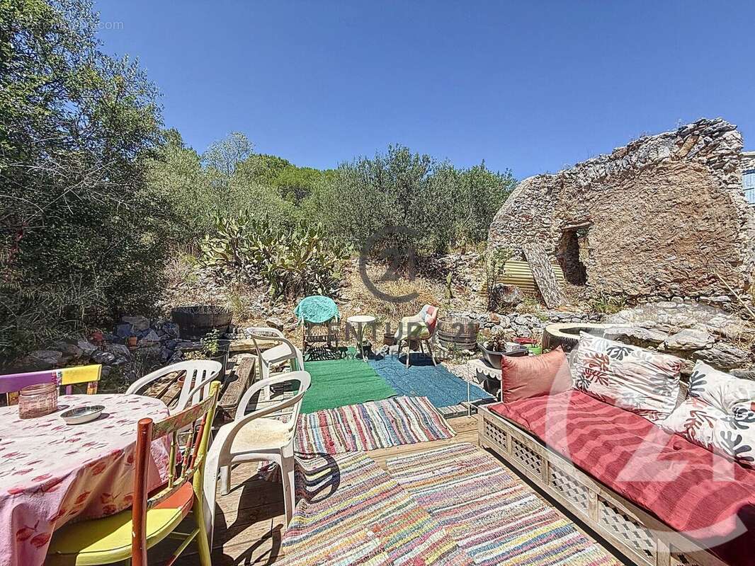 Maison à OPOUL-PERILLOS