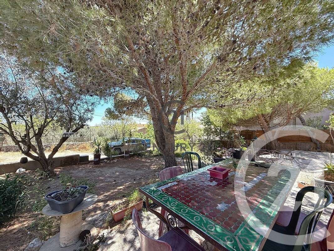 Maison à OPOUL-PERILLOS