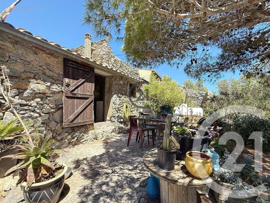 Maison à OPOUL-PERILLOS