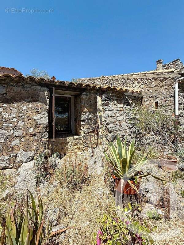 Maison à OPOUL-PERILLOS