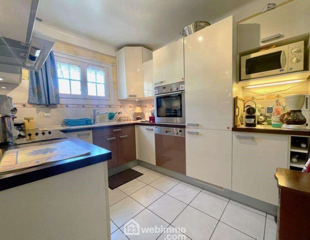 Cuisine aménagée offrant confort et rangements. - Maison à SAINTE-MAXIME