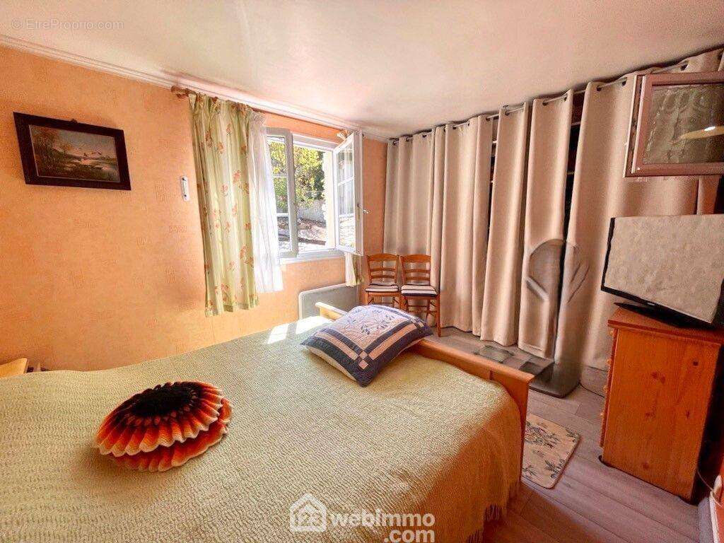 Grande chambre lumineuse avec de nombreux rangements, alliant confort et fonctionnalité. - Maison à SAINTE-MAXIME