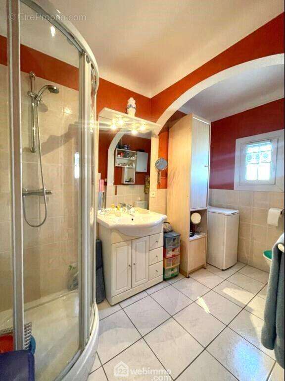 Spacieuse salle de douche offrant confort et praticité au quotidien.&#039; - Maison à SAINTE-MAXIME