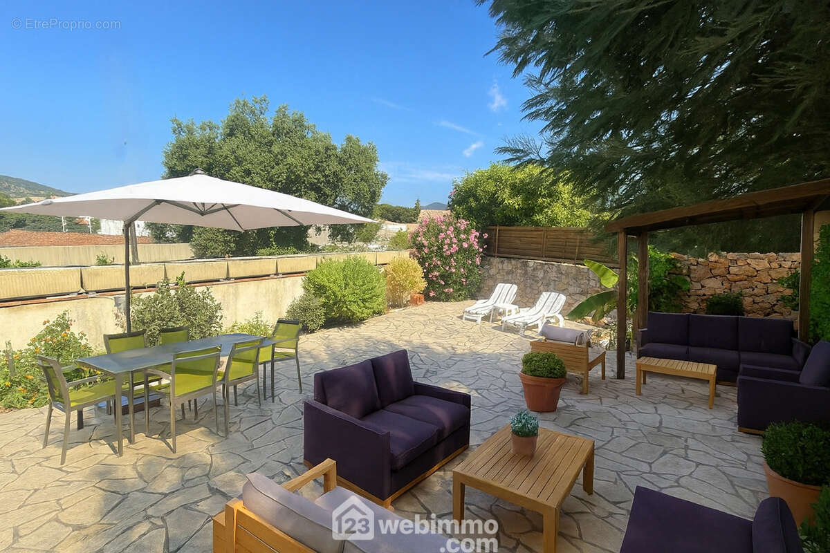 Spacieuse terrasse ensoleillée, idéale pour recevoir et profiter des beaux jours. - Maison à SAINTE-MAXIME