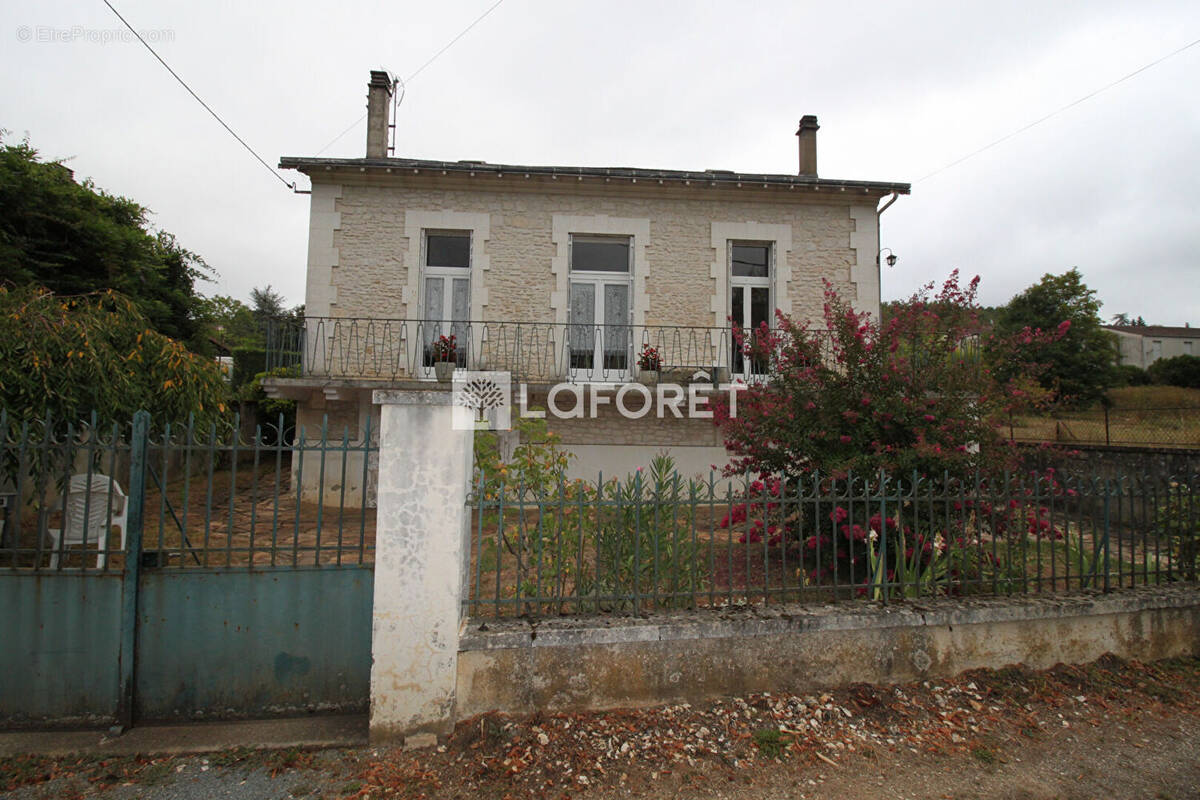 Maison à JAVERLHAC-ET-LA-CHAPELLE-SAINT-ROBERT