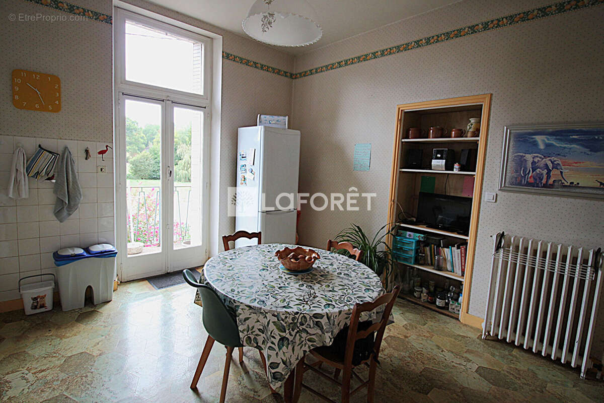 Maison à JAVERLHAC-ET-LA-CHAPELLE-SAINT-ROBERT