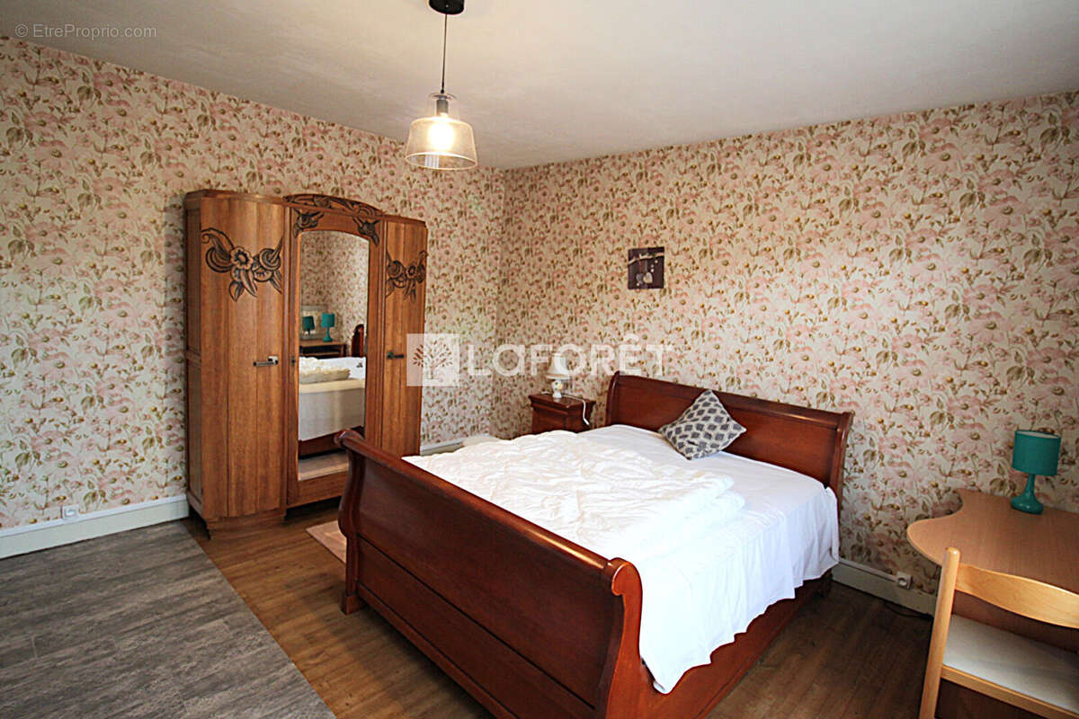 Maison à JAVERLHAC-ET-LA-CHAPELLE-SAINT-ROBERT