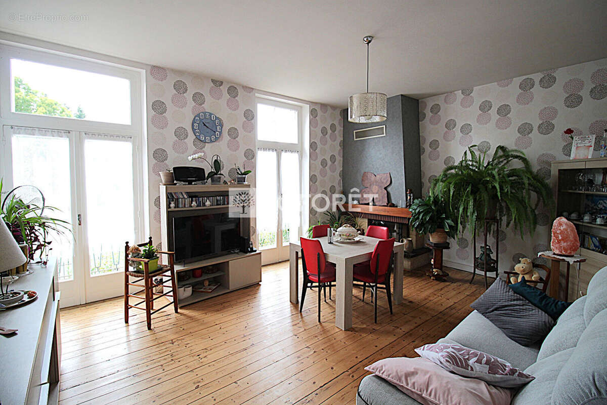 Maison à JAVERLHAC-ET-LA-CHAPELLE-SAINT-ROBERT