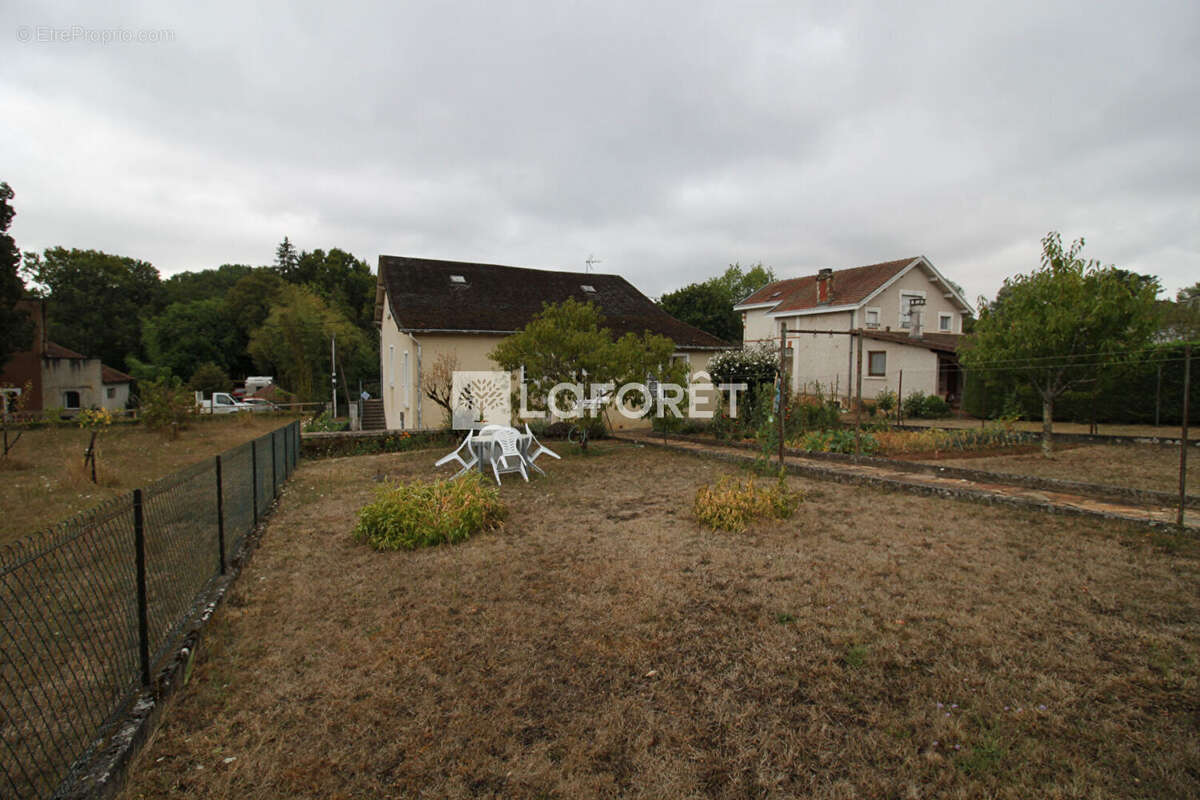 Maison à JAVERLHAC-ET-LA-CHAPELLE-SAINT-ROBERT