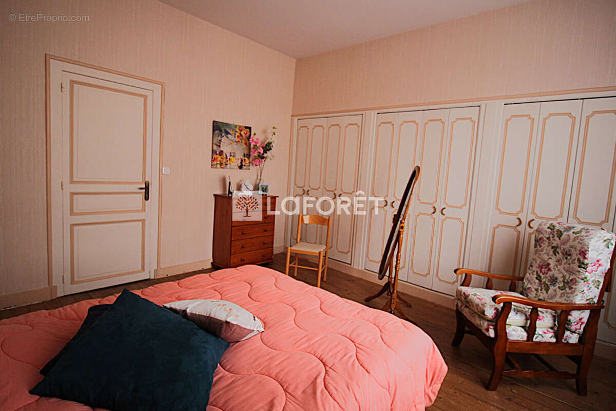 Maison à JAVERLHAC-ET-LA-CHAPELLE-SAINT-ROBERT