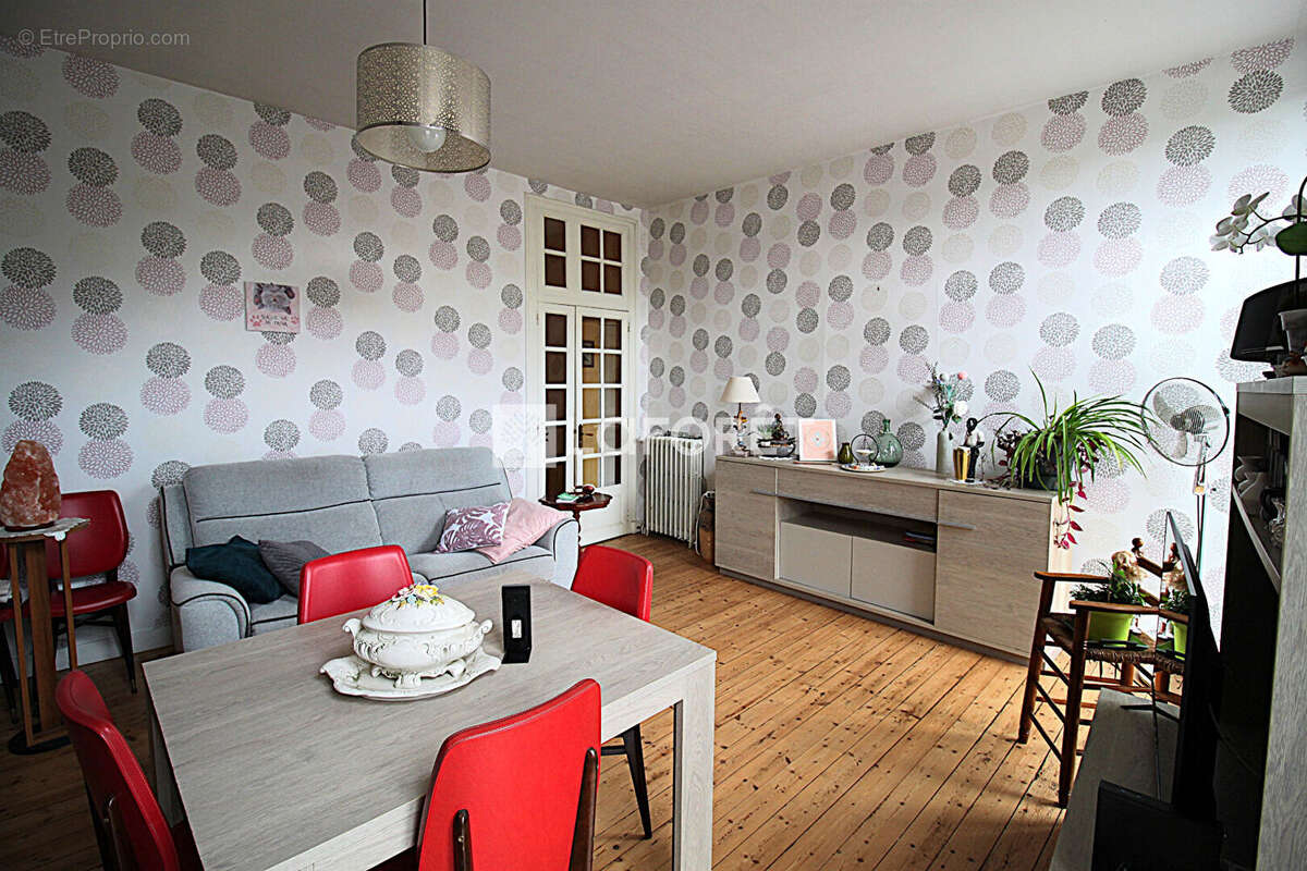 Maison à JAVERLHAC-ET-LA-CHAPELLE-SAINT-ROBERT