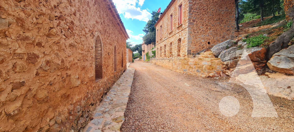 Maison à FOX-AMPHOUX