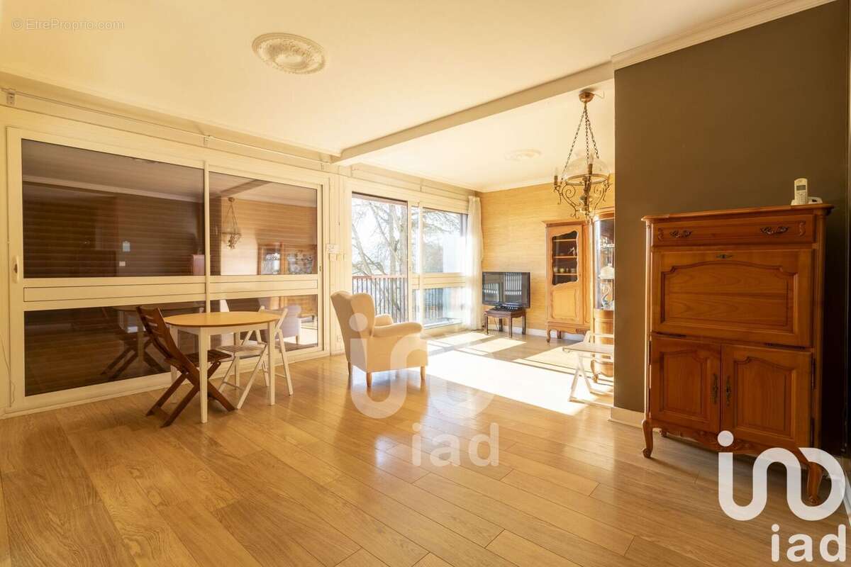 Photo 2 - Appartement à LA CELLE-SAINT-CLOUD