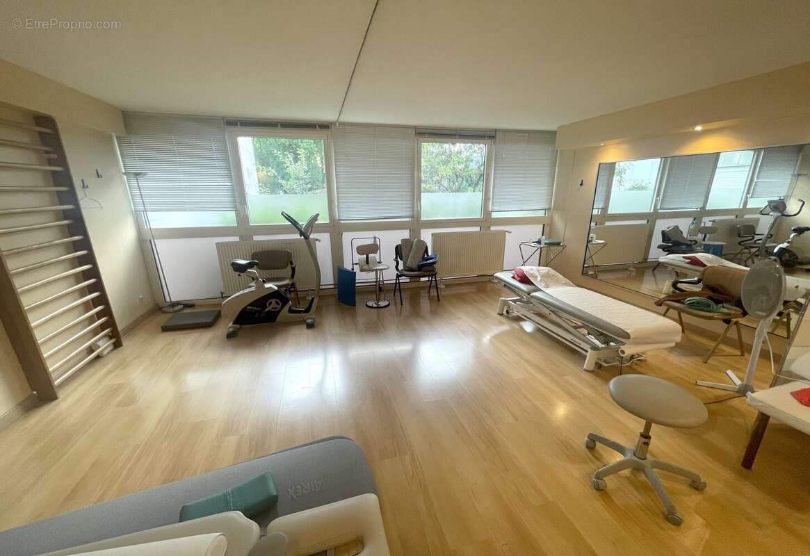 Commerce à FERNEY-VOLTAIRE