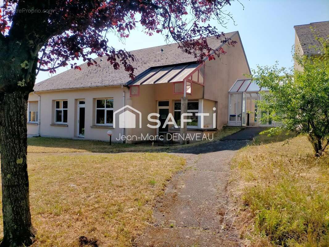 Photo 2 - Commerce à CHINON