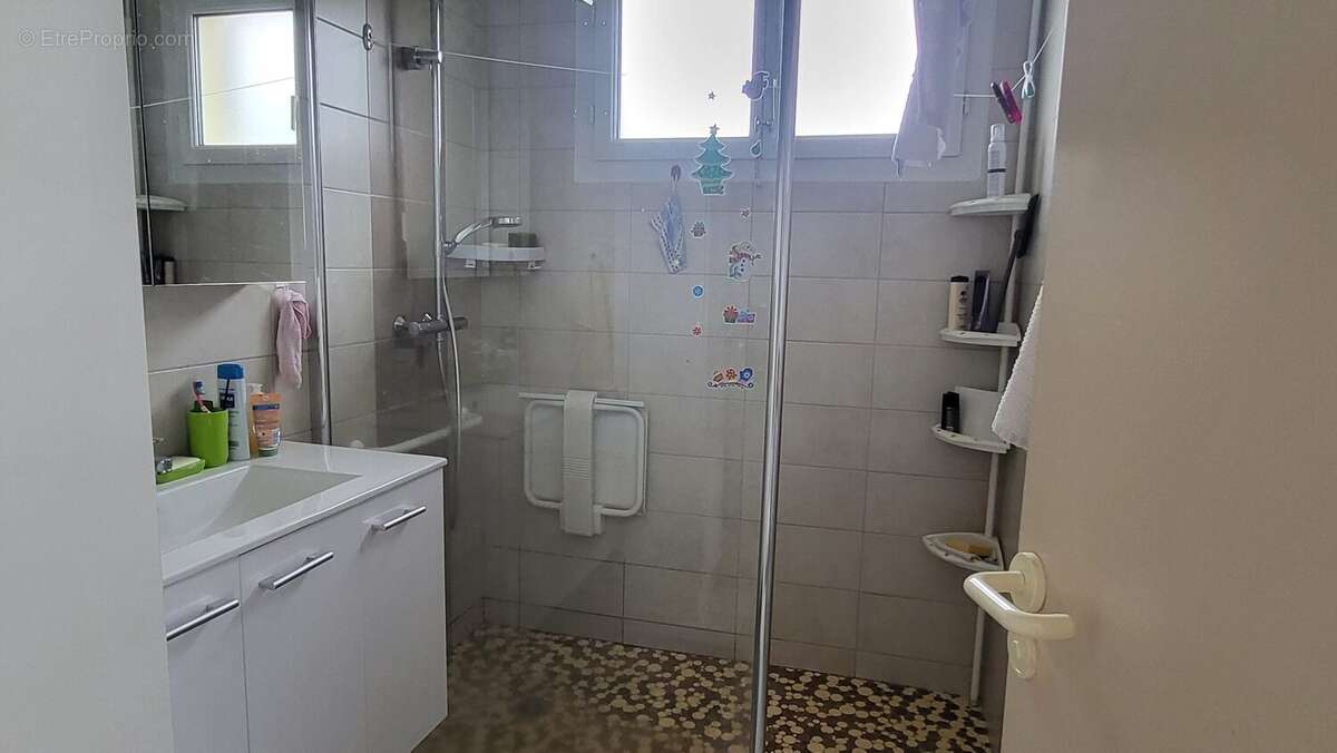 salle de bains - Maison à AYDOILLES