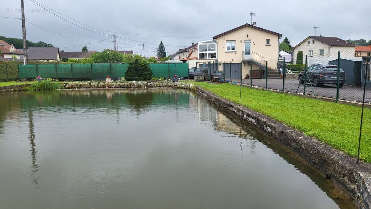 vue depuis l&#039;étang - Maison à AYDOILLES