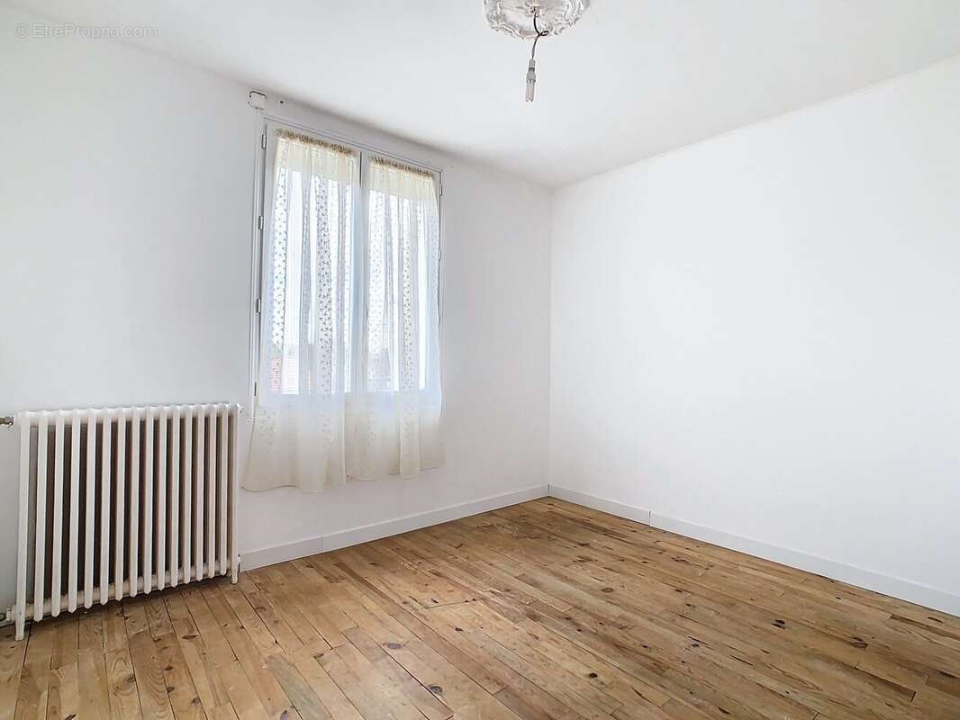 Chambre à droite escalier - Maison à CHAUMONT