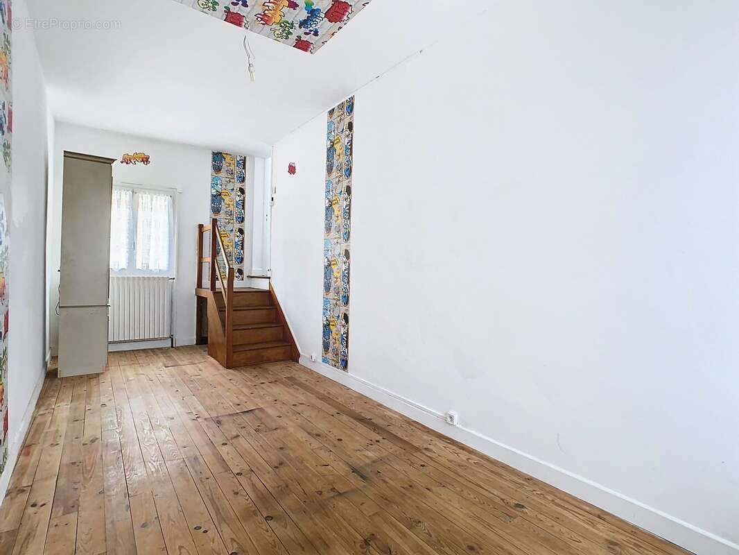 Chambre au dessus du garage - Maison à CHAUMONT