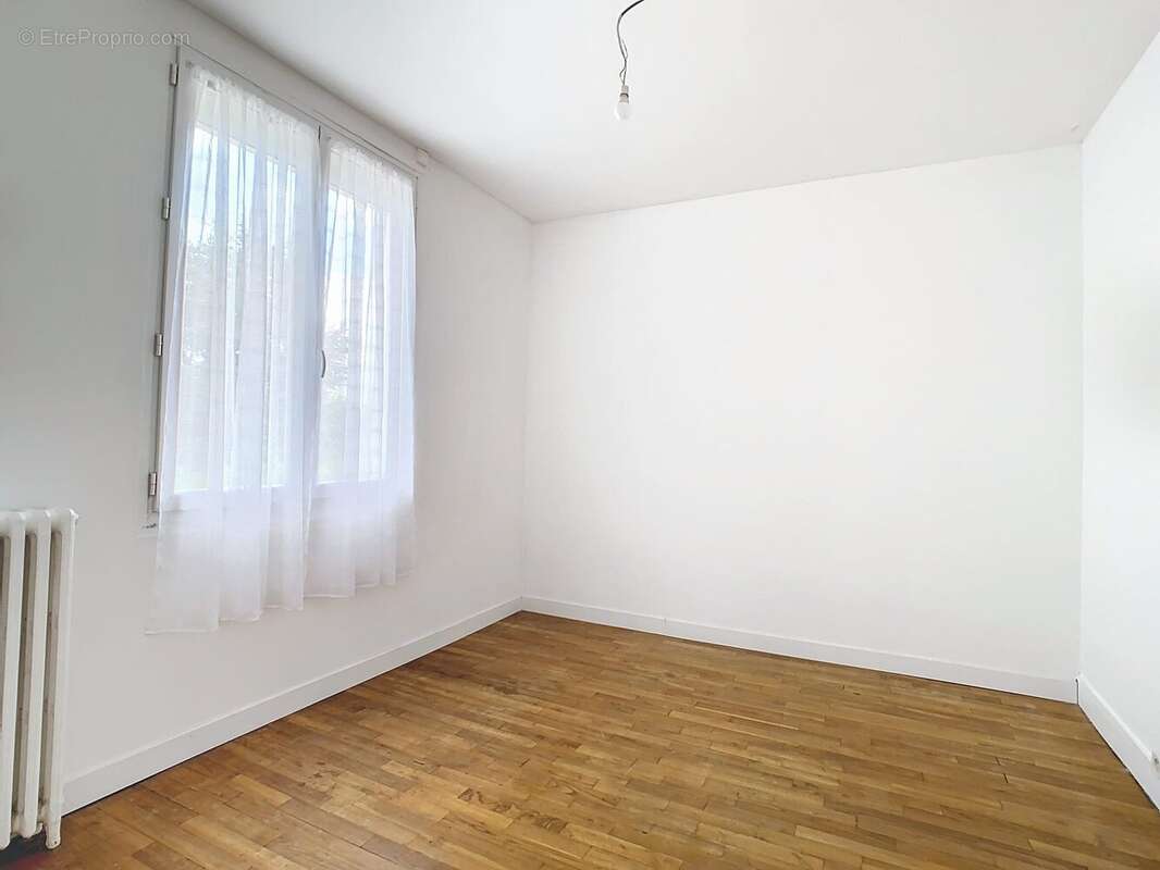 Chambre face escalier Gauche - Maison à CHAUMONT