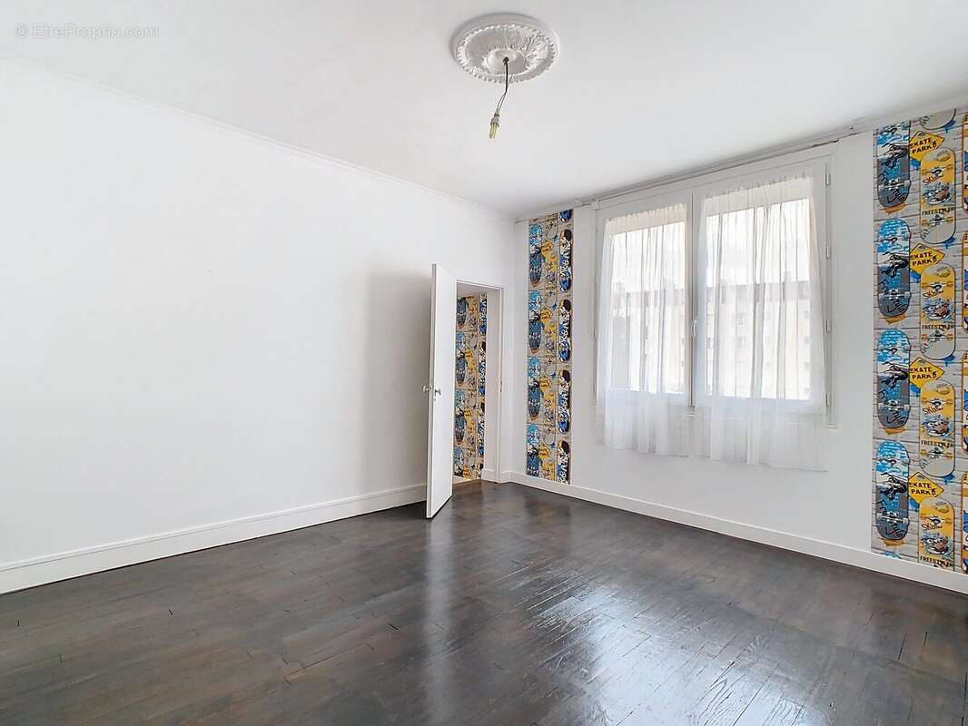 Chambre face escalier Gauche - Maison à CHAUMONT