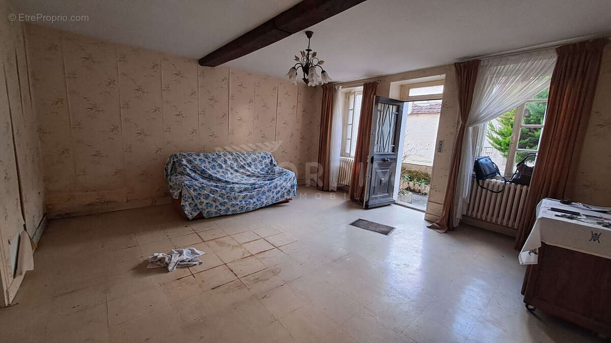 Maison à CRUZY-LE-CHATEL