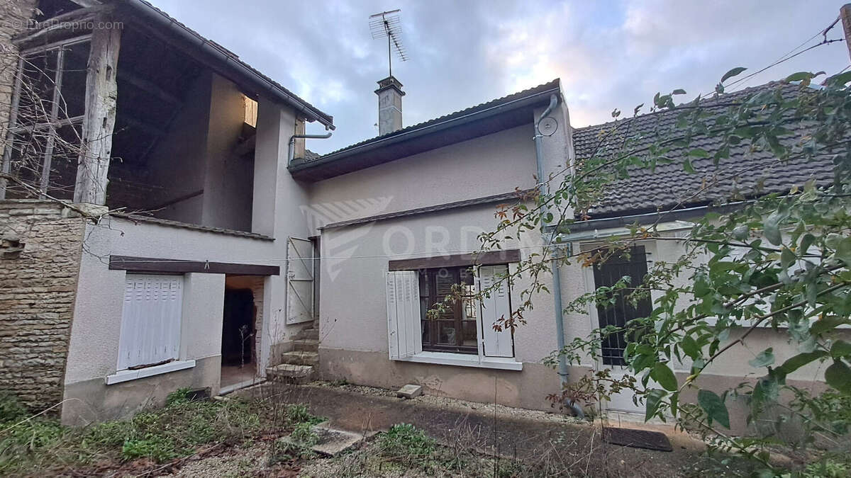 Maison à CRUZY-LE-CHATEL