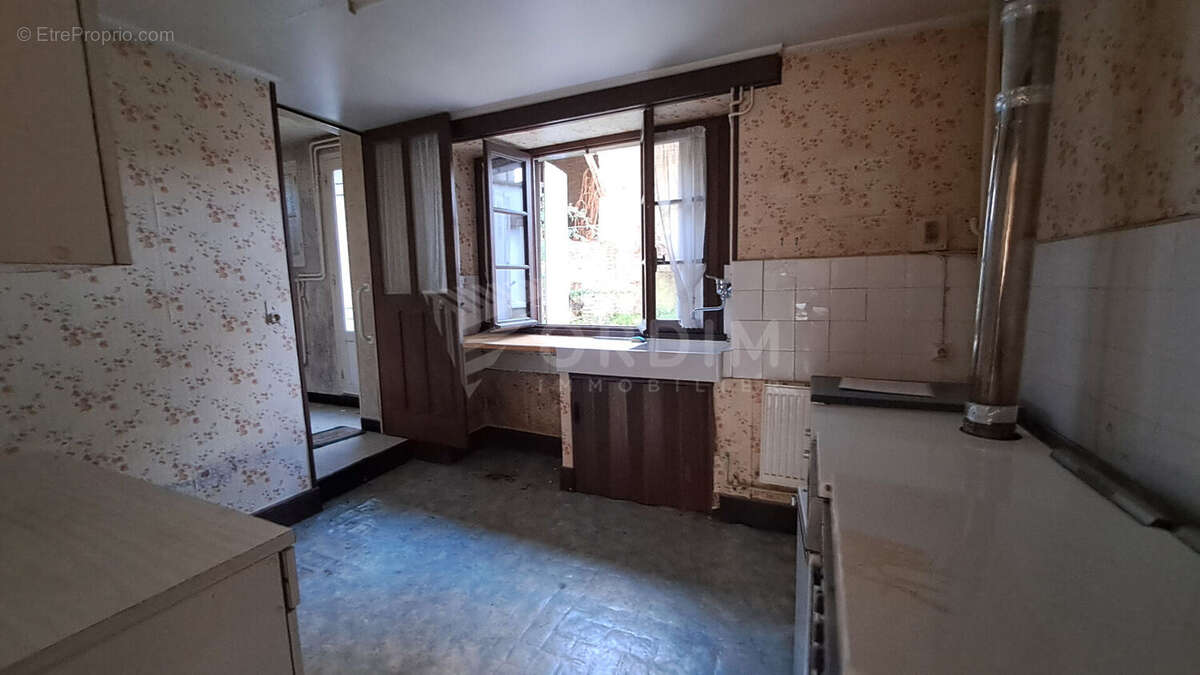 Maison à CRUZY-LE-CHATEL