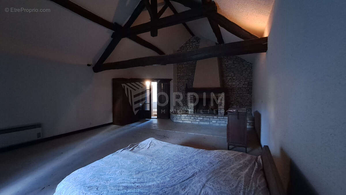 Maison à CRUZY-LE-CHATEL