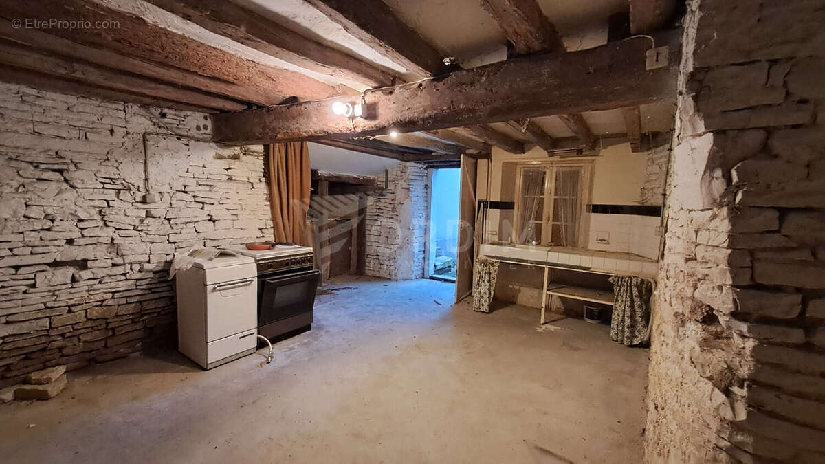 Maison à CRUZY-LE-CHATEL