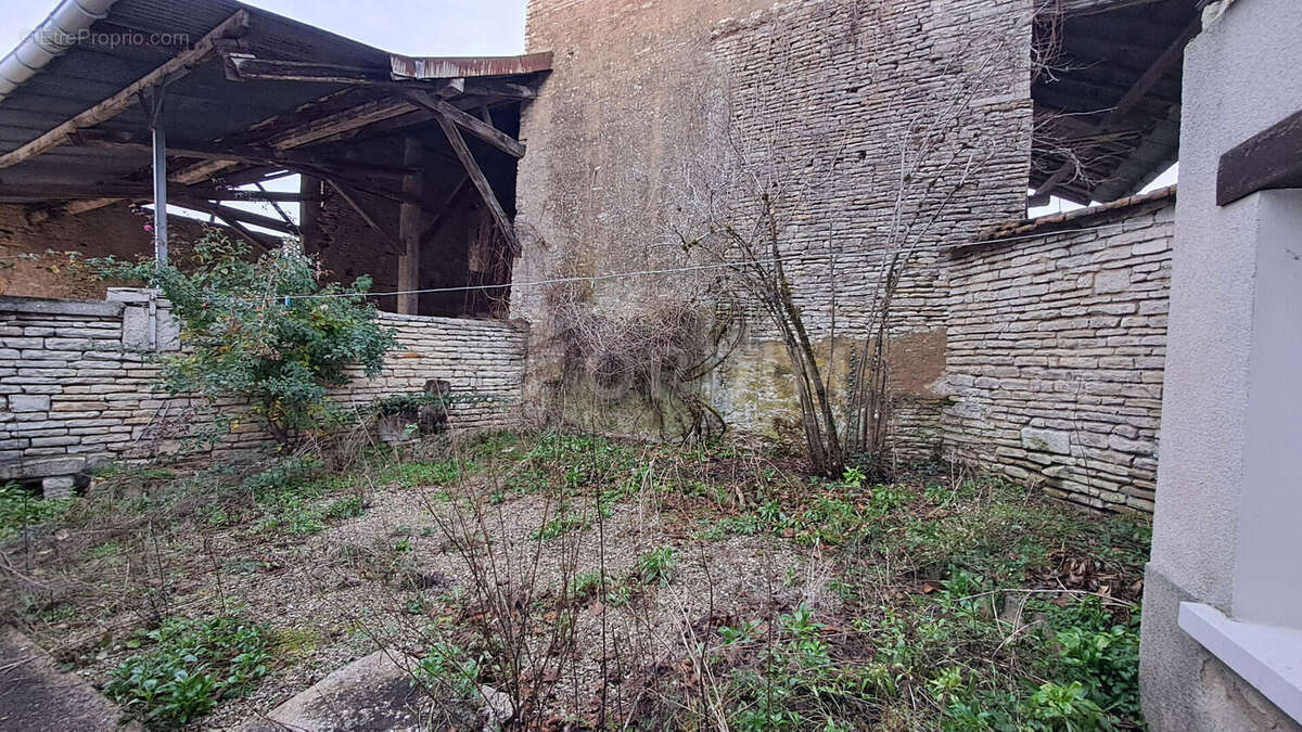 Maison à CRUZY-LE-CHATEL