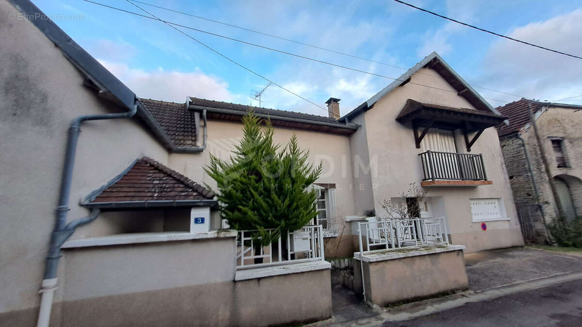 Maison à CRUZY-LE-CHATEL
